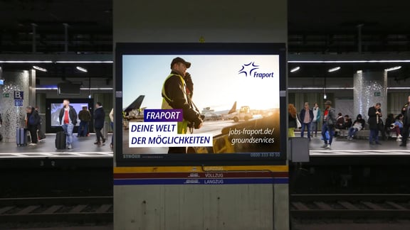 Fraport Kampagnen-Motiv am Bahnsteig