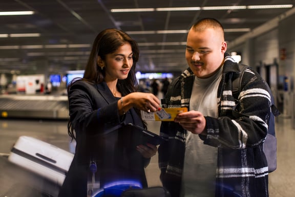 Fraport Gepäckermittlung: Mitarbeiterin im Gespräch mit Fluggast