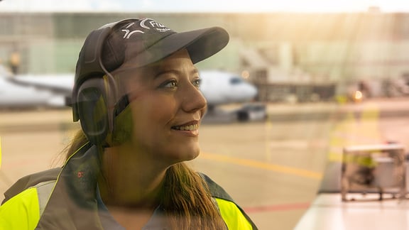 Nahaufnahme Fraport Mitarbeiterin auf dem Rollfeld