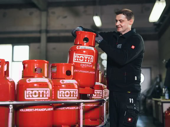ROTH Mitarbeiter mit großen Gasflaschen