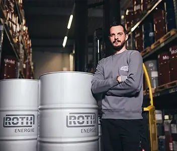 Portrait ROTH Mitarbeiter im Lager