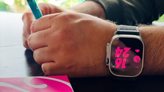 Nahaufnahmen Smartwatch am Handgelenk