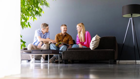 Agentur-Team spricht über Stellenanzeigen