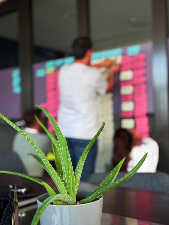 Ideensammlung an der Wand mit Post-its