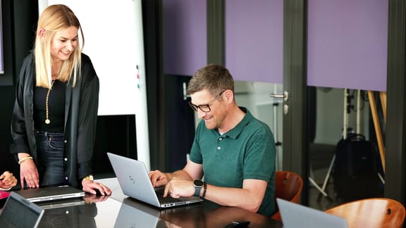 Datenerhebung im Team am Laptop