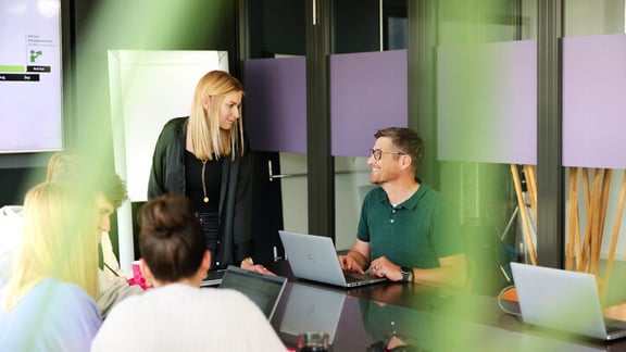 Austausch am Laptop zur Datenanalyse