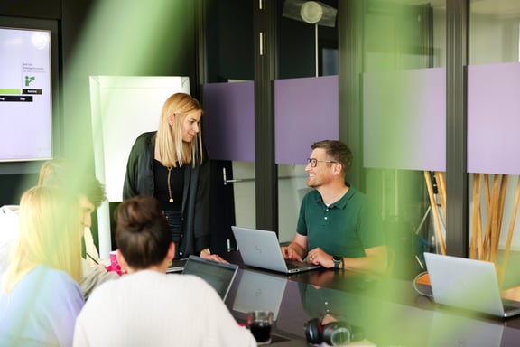 Austausch im Team zur Datenanalyse