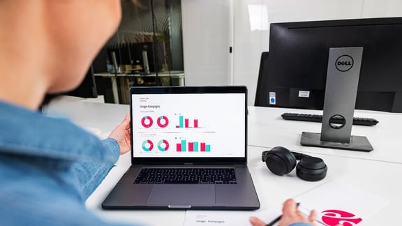 Analyse-Ergebnisse auf dem Laptop-Bildschirm