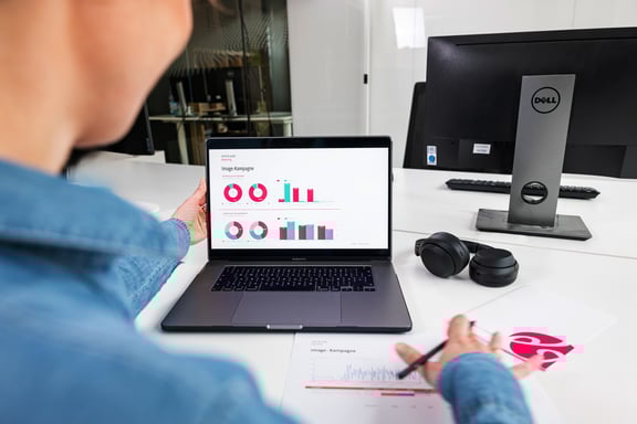 Kampagnen-Daten auf dem Laptop-Bildschirm