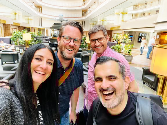 Selfie des vierköpfigen Agency-Teams beim Kunden