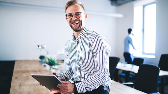 jobstairs-partner-news-partnermarketing-arbeitgeber-report-1-2024-hero-neu